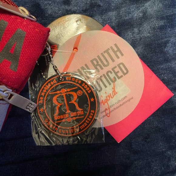 Red and black - Picture 3 of 3